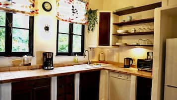 Geladeira, micro-ondas, cooktop, lava-louças