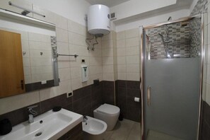 Shower, hair dryer, bidet, towels