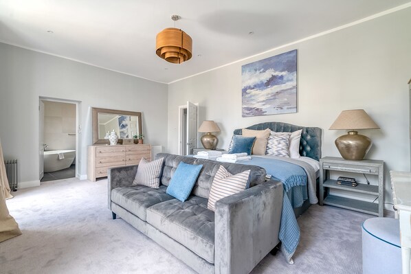 Hus – basic | 5 soverom, skrivebord, skrivebord for bærbar PC og sengetøy