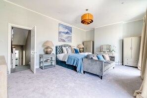 Basic House | 5 bedrooms, desk, laptop workspace, bed sheets - Grandeur Islington Home (London)