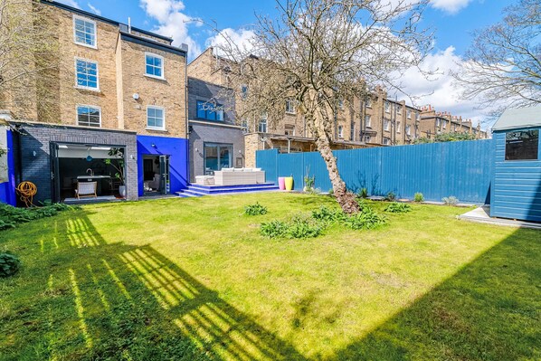 Basic House | Exterior - Grandeur Islington Home (London)