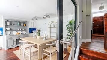 Basic House | Private kitchen | Fridge, microwave, oven, stovetop