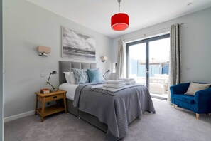 Hus – basic | 5 soverom, skrivebord, skrivebord for bærbar PC og sengetøy