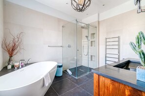 Basic House | Bathroom | Towels, soap, shampoo, toilet paper - Grandeur Islington Home (London)