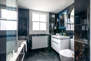 Basic House | Bathroom | Towels, soap, shampoo, toilet paper - Grandeur Islington Home (London)