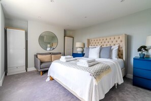 5 bedrooms, desk, laptop workspace, bed sheets - Grandeur Islington Home (London)