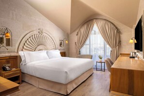 Deluxe Room, Balcony | Premium bedding, memory foam beds, minibar, in-room safe