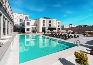 Seasonal outdoor pool, pool umbrellas