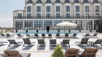 Alberca al aire libre por temporada y sombrillas en la alberca