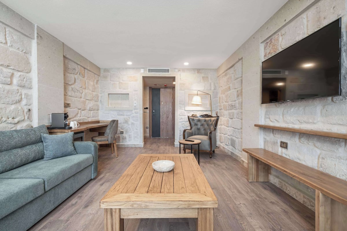 高級寢具、記憶棉床墊、迷你吧、房內夾萬