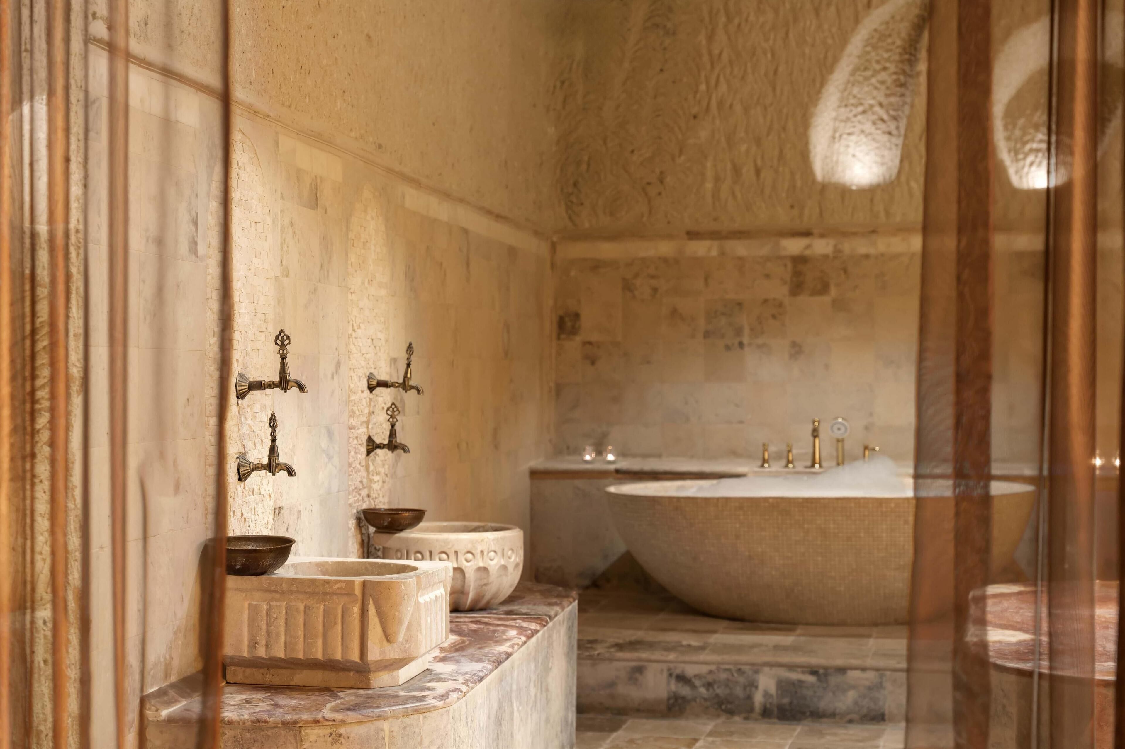 Un baño con una bañera grande, un lavabo y un espejo.