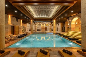 Un sauna, una bañera de hidromasaje, baño turco, baño turco/hammam