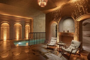 Un sauna, una bañera de hidromasaje, baño turco, baño turco/hammam