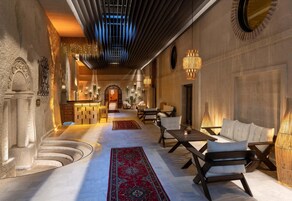 Un sauna, una bañera de hidromasaje, baño turco, baño turco/hammam