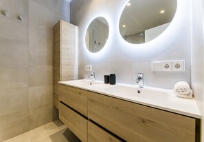 Shower, hair dryer, towels - Bright apartment with terrace near Zurriola Beach (San Sebastián)