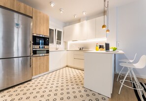 Frigorífico, microondas, horno y placa de cocina