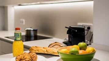 Kaffetrakter/tekoker, kjøleskap, mikrobølgeovn og ovn