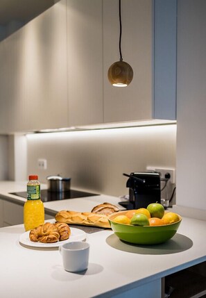 Fridge, microwave, oven, dishwasher - Bright apartment with terrace near Zurriola Beach (San Sebastián)