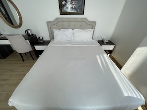 Habitación Deluxe doble, 1 cama de matrimonio, no fumadores, vistas a la ciudad | Colchones viscoelásticos y escritorio