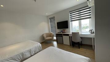 Kamar Double Deluks, 1 Tempat Tidur Queen, Bebas Asap Rokok, pemandangan kota | Busa memori, meja kerja, dan ruang kerja ramah laptop