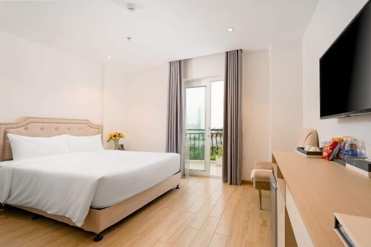 Memory-foam beds, desk, laptop workspace, blackout curtains