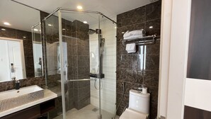 Deluxe Double Room, 1 Queen Bed, Non Smoking, City View | Bathroom - RHM Hotel (Da Nang)