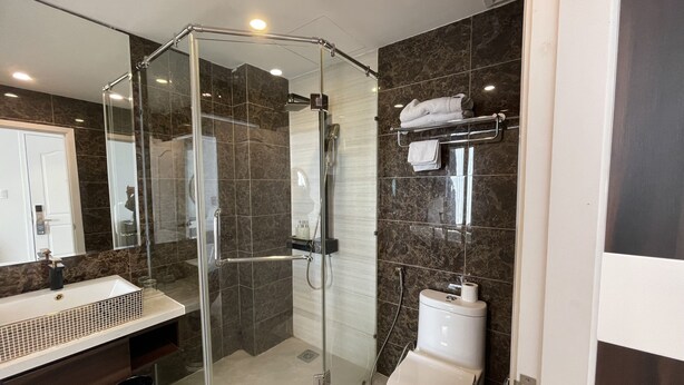 Quarto casal luxo, 1 cama Queen, para não fumantes, vista para a cidade | Banheiro | Chuveiro, chuveiro com efeito de chuva, produtos de toalete grátis 