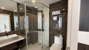 Kamar Double Deluks, 1 Tempat Tidur Queen, Bebas Asap Rokok, pemandangan kota | Kamar mandi | Shower, pancuran hujan, perlengkapan mandi gratis, dan pengering rambut