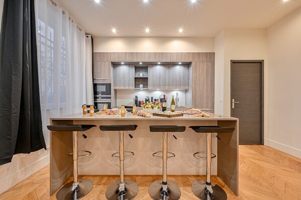 Fridge, microwave, oven, stovetop - Magnifique Appartement de Luxe & Familial Avec Parking - Paris 16 (Paris)