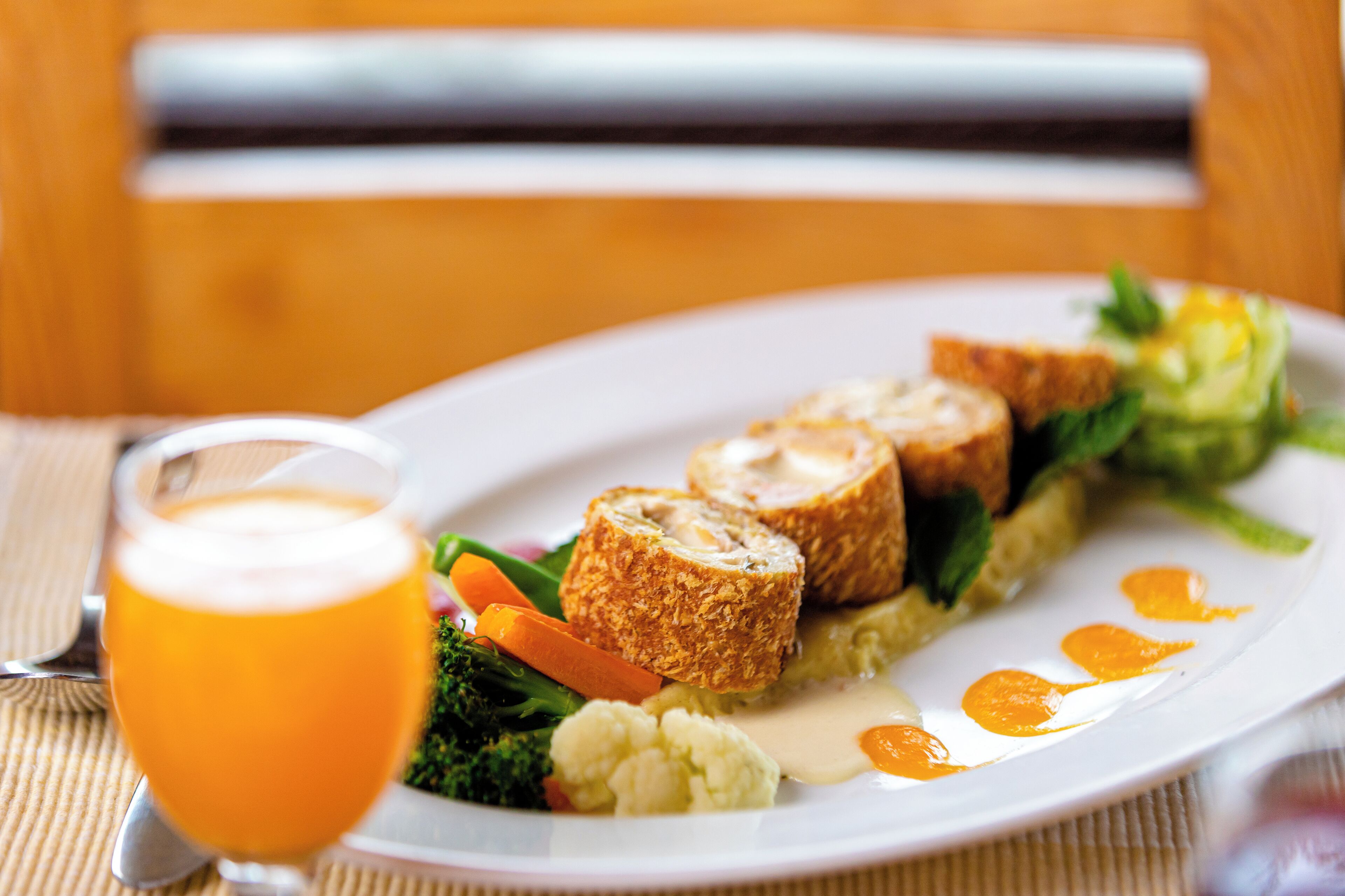 Een bord eten met een glas bier.