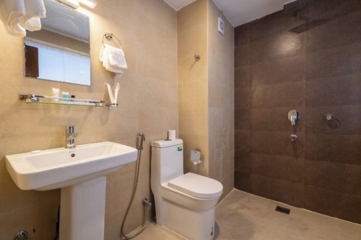 Bathroom | Rainfall showerhead, free toiletries, hair dryer, slippers
