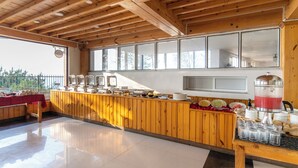 Un buffet avec des comptoirs en bois et une grande fenêtre.