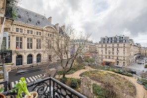 Property grounds - Cluny Culture, by Veeve (Paris)