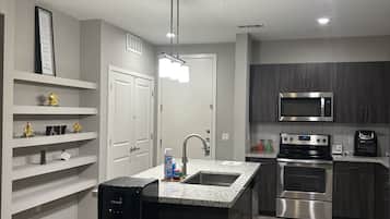 Mikrobølgeovn, ovn, kokeplater og oppvaskmaskin