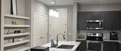 Mikroaaltouuni, uuni, liesi, astianpesukone