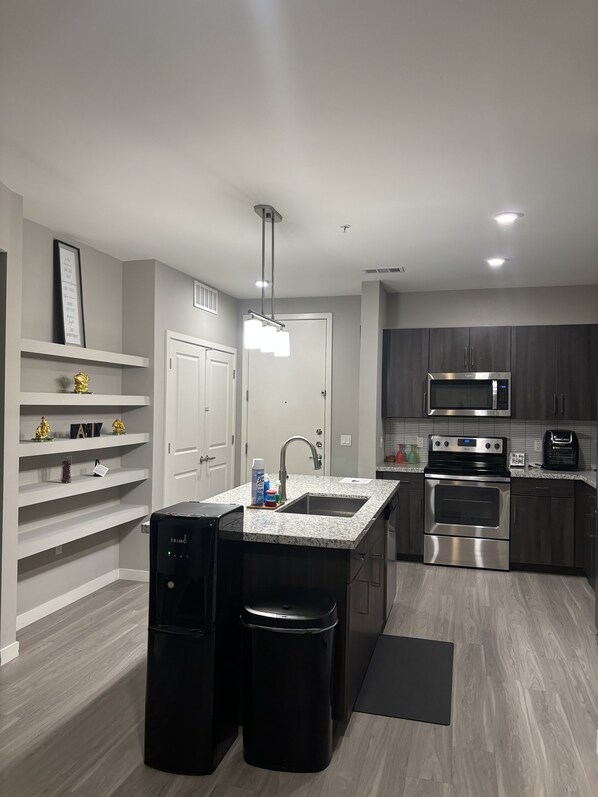 電子レンジ、オーブン、コンロ、食器洗い機