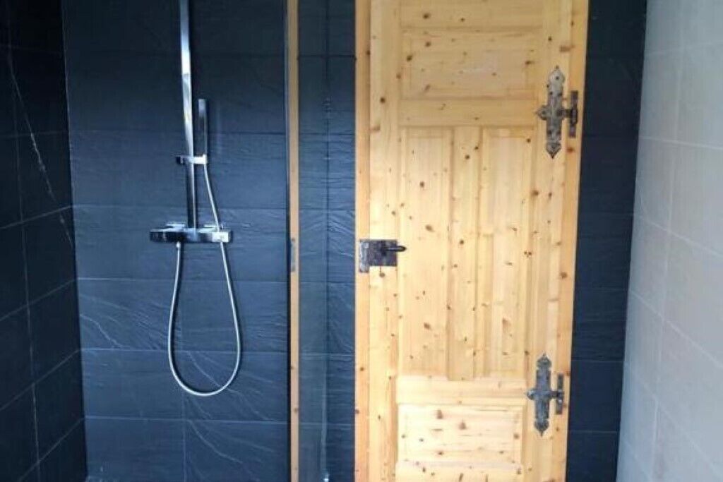 Douche, sèche-cheveux, serviettes fournies, savon