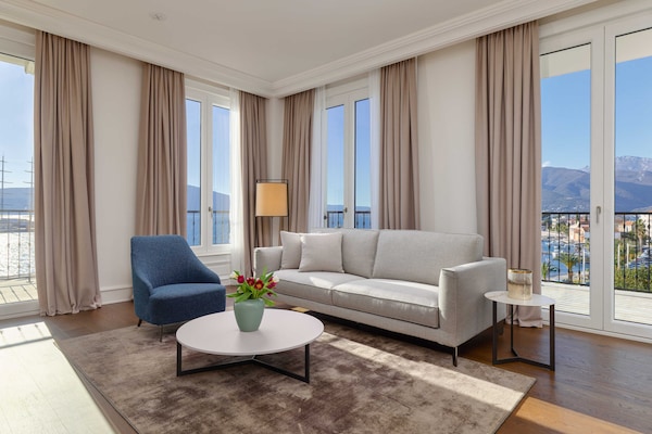Premium Apartment, 2 Bedrooms | Living area