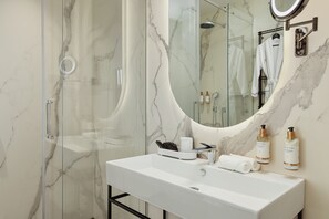 Apartemen Deluks | Kamar mandi | Shower, pengering rambut, sandal, dan lantai berpemanas