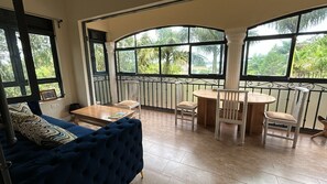 Dúplex estándar, 1 cama doble, no fumadores, vistas al lago | Balcón