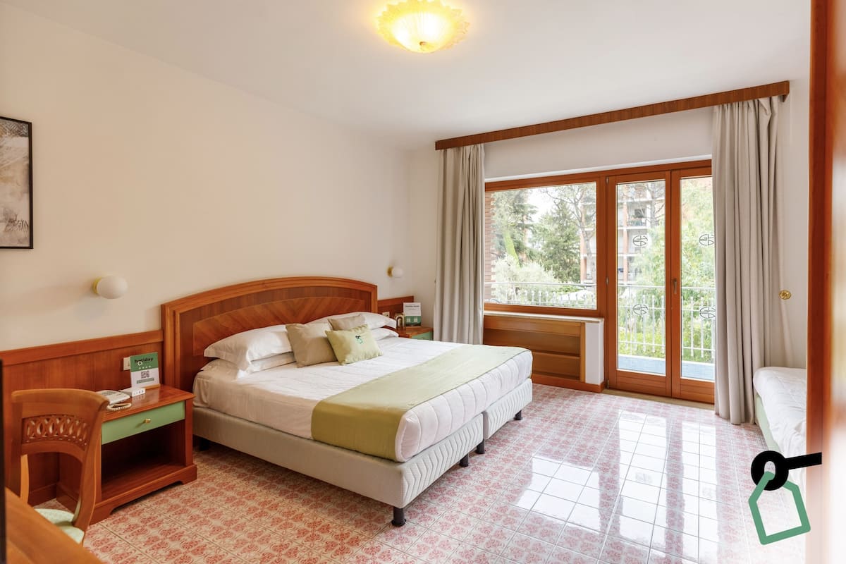 Comfort kamer | 1 slaapkamer, een minibar, een kluis op de kamer, een bureau