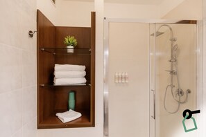 Habitación Confort | Baño | Artículos de higiene personal gratuitos, secador de pelo y toallas