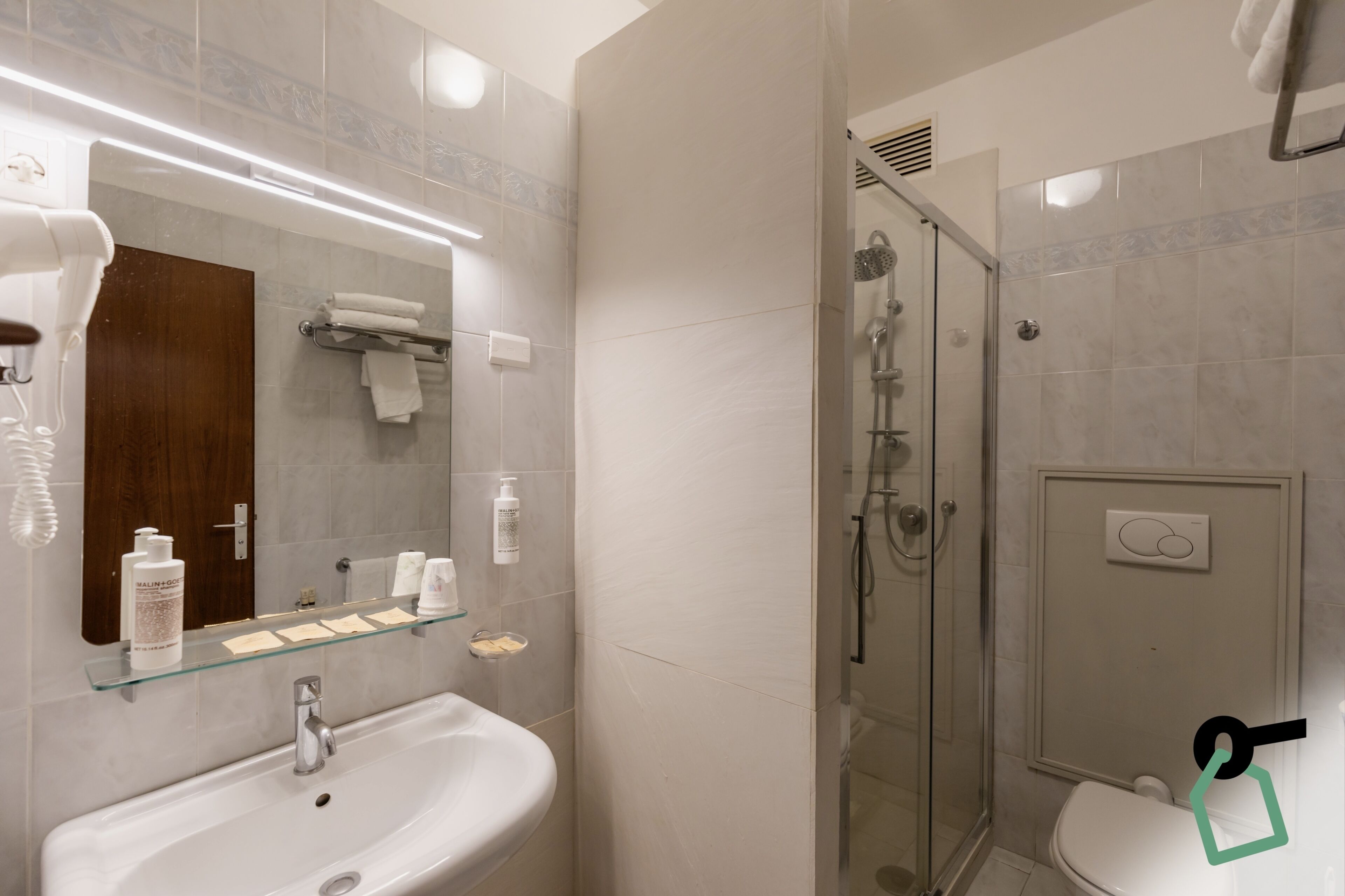 Comfort Room | Bathroom | Free toiletries, hair dryer, towels
