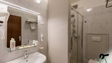 Comfort Room | Bathroom | Free toiletries, hair dryer, towels