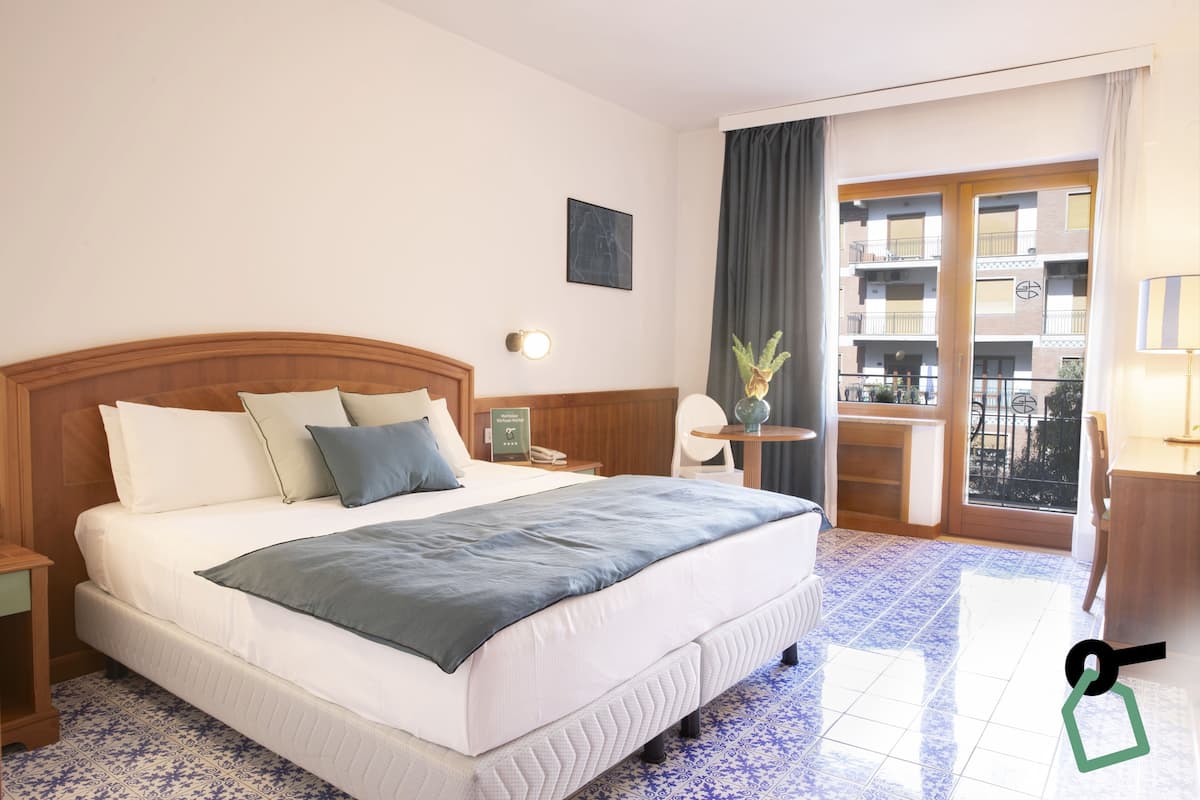 1 dormitorio, minibar, caja fuerte y escritorio