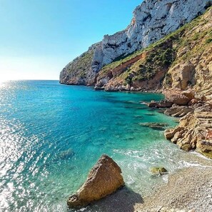 Vlak bij het strand, ligstoelen aan het strand