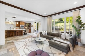 Fernseher, Kamin, Arbeitsbereiche