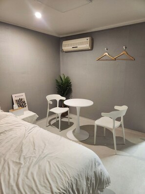 豪華雙人房, 1 張加大雙人床, 非吸煙房, 冰箱和微波爐 | 高級寢具、記憶床墊、書桌、筆電工作空間