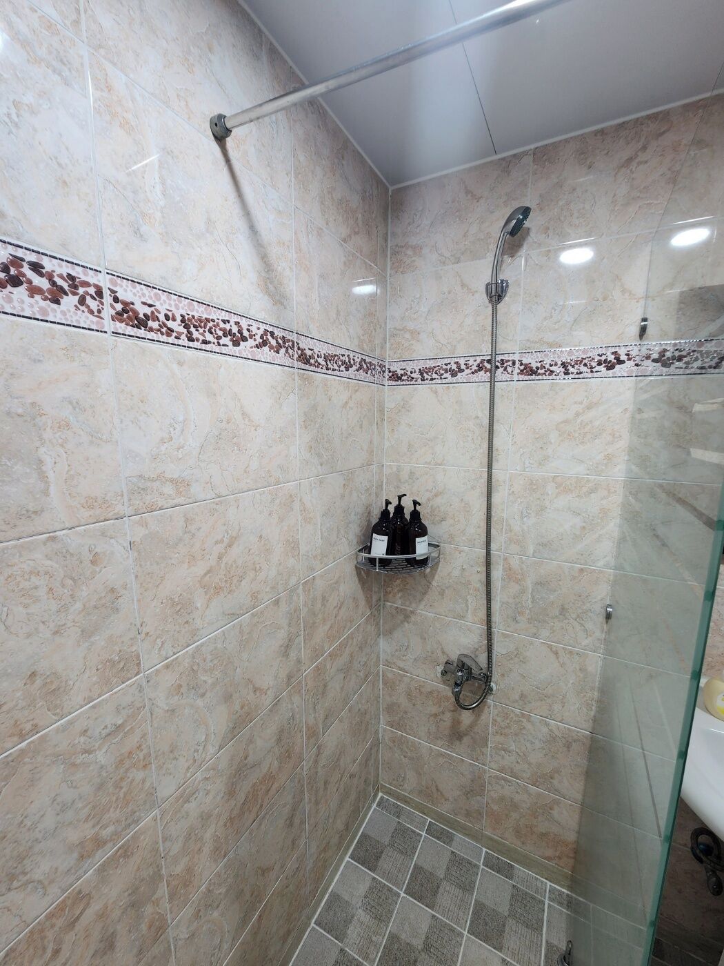 Deluxe Double Room, 1 Queen Bed, Non Smoking, Refrigerator & Microwave | Bathroom | Shower, free toiletries, hair dryer, towels