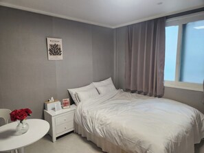 Ropa de cama de alta calidad, colchones con efecto memoria y escritorio 